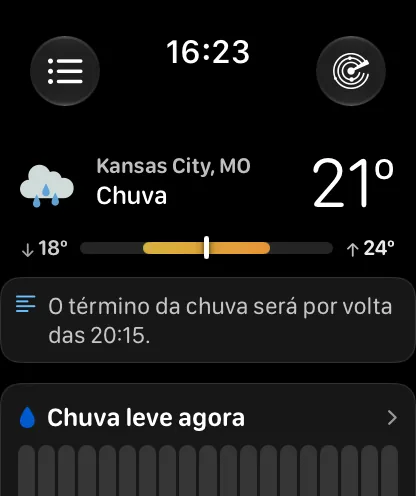 A tela principal do app no relógio com o cabeçalho Compacto — sem céu, uma linha justa com ícone de nuvem, Kansas City, Nublado e 72 graus, depois uma barra de variação, um cartão de resumo e um cartão de precipitação com Chuva Leve agora.