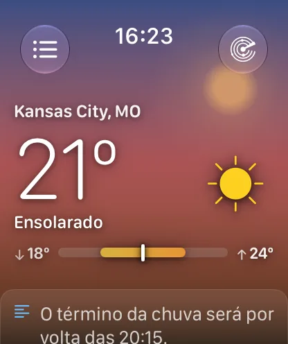 A tela principal do app no relógio na hora dourada, o céu em um degradê rosa e âmbar com um disco de sol quente, sobre Kansas City a 72 graus e Ensolarado.