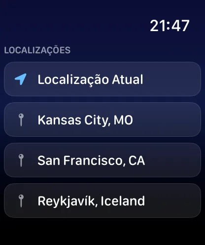 A lista de locais do relógio, com o título Locais — uma linha Localização Atual com uma seta azul, depois Kansas City, MO com uma casa dourada, San Francisco, CA com um alfinete cinza e Reykjavík, Islândia com um alfinete cinza.
