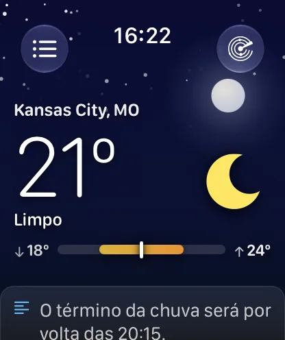 A tela principal do app no relógio à noite, um céu índigo profundo salpicado de estrelas e o brilho do disco da lua, sobre Kansas City a 72 graus e Limpo.