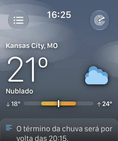 A tela principal sob um céu cinza-azulado encoberto com faixas suaves de névoa, mostrando Kansas City, MO a 64 graus e Nublado, e uma barra de variação com uma seta para baixo e 62 graus à esquerda e uma seta para cima e 71 graus à direita.