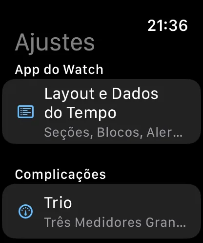 A tela Ajustes do app no relógio — uma seção App do Apple Watch com Layout e Pontos de Dados, com o subtítulo Seções, blocos, notificações, e uma seção Complicações começando abaixo com Trio, Três medidores grandes.