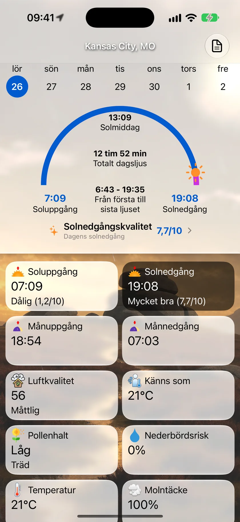 Detaljskärmen Soluppgång och solnedgång med solbågen, tiderna för soluppgång och solnedgång, kvalitetsbetyget för solnedgången och rutnätet med datapunkter nedanför.