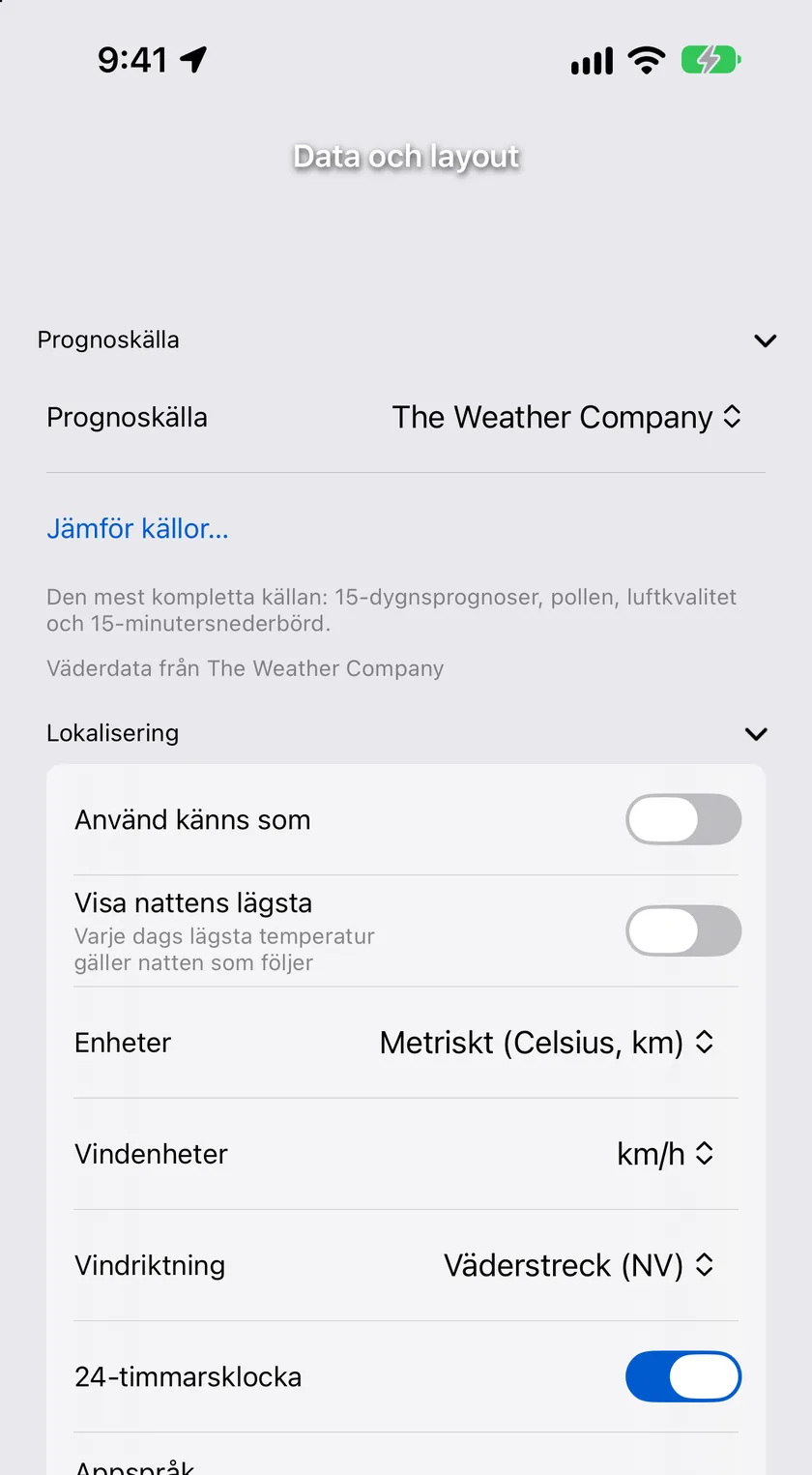 Avsnittet Prognoskälla högst upp i Data och layout, med väljaren inställd på The Weather Company, länken Jämför källor… och texten som beskriver vad källan täcker, med avsnittet Lokalisering nedanför.