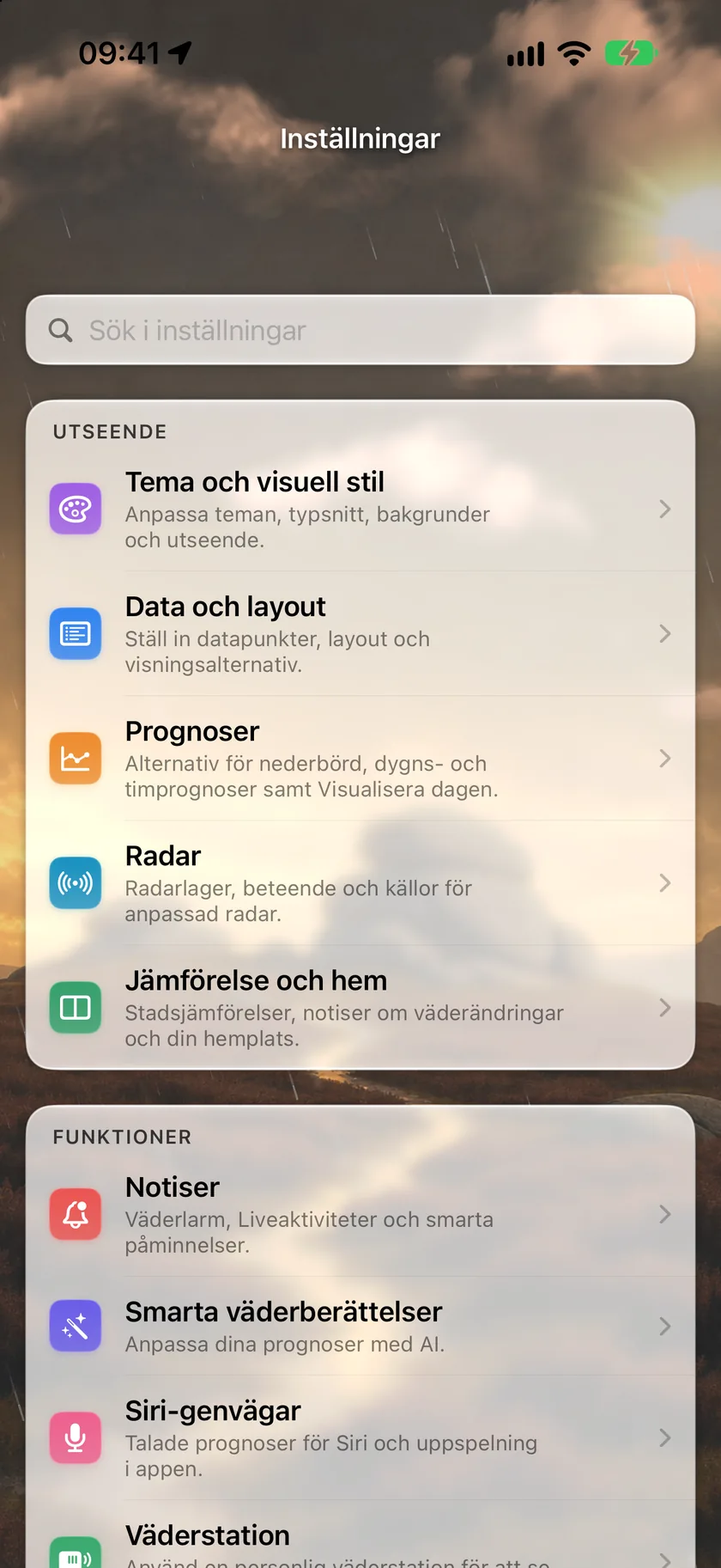 Inställningsöversikten grupperad i Utseende (Tema och visuell stil, Data och layout, Prognoser, Radar, Jämför och hem), Funktioner (Notiser, Smarta väderberättelser, Siri-genvägar) och Din plan (Abonnemang, som visar Gold), med gruppen Enheter som börjar nedanför.