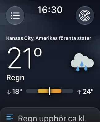 Samma huvudskärm på en Apple Watch SE på 40 mm, som visar Kansas City med 72 grader och Molnigt, med intervallstapeln och sammanfattningskortet fullt läsbara.