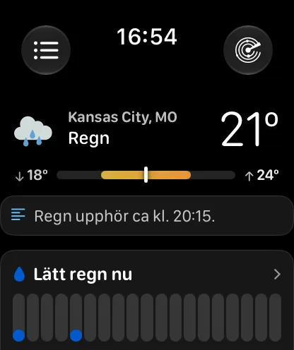 Klockappens huvudskärm med sidhuvudet Kompakt – ingen himmel, en tät rad med molnsymbol, Kansas City, Molnigt och 72 grader, sedan en intervallstapel, ett sammanfattningskort och ett nederbördskort med texten Lätt regn nu.