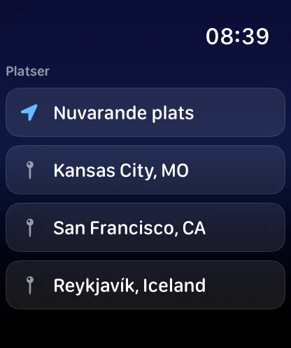Klockans platslista, med rubriken Platser – en rad för Nuvarande plats med en blå pil, sedan Kansas City, MO med ett guldfärgat hus, San Francisco, CA med en grå nål och Reykjavík, Island med en grå nål.