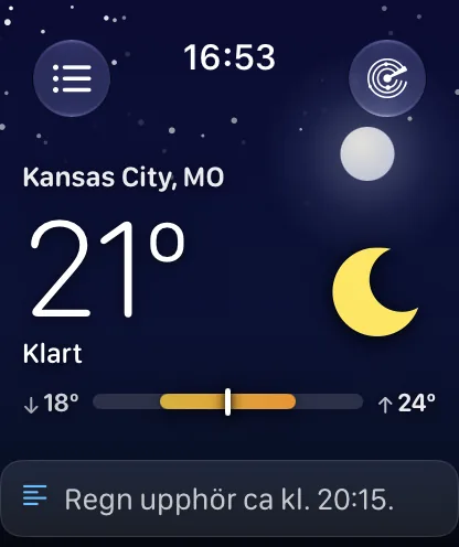 Klockappens huvudskärm på natten, en djup indigofärgad himmel full av stjärnor och en lysande månskiva, ovanför Kansas City med 72 grader och Klart.