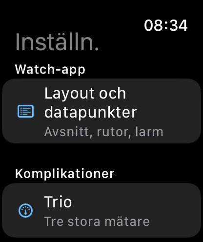 Klockappens skärm Inställningar – en sektion Klockapp med Layout och datapunkter, med underrubriken Sektioner, rutor, larm, och en sektion Komplikationer som börjar nedanför med Trio, Tre stora mätare.