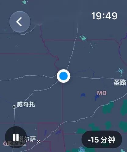 以佩戴者位置为中心的手表雷达地图,带有播放/暂停按钮,以及显示“-55分钟”的时间标签。
